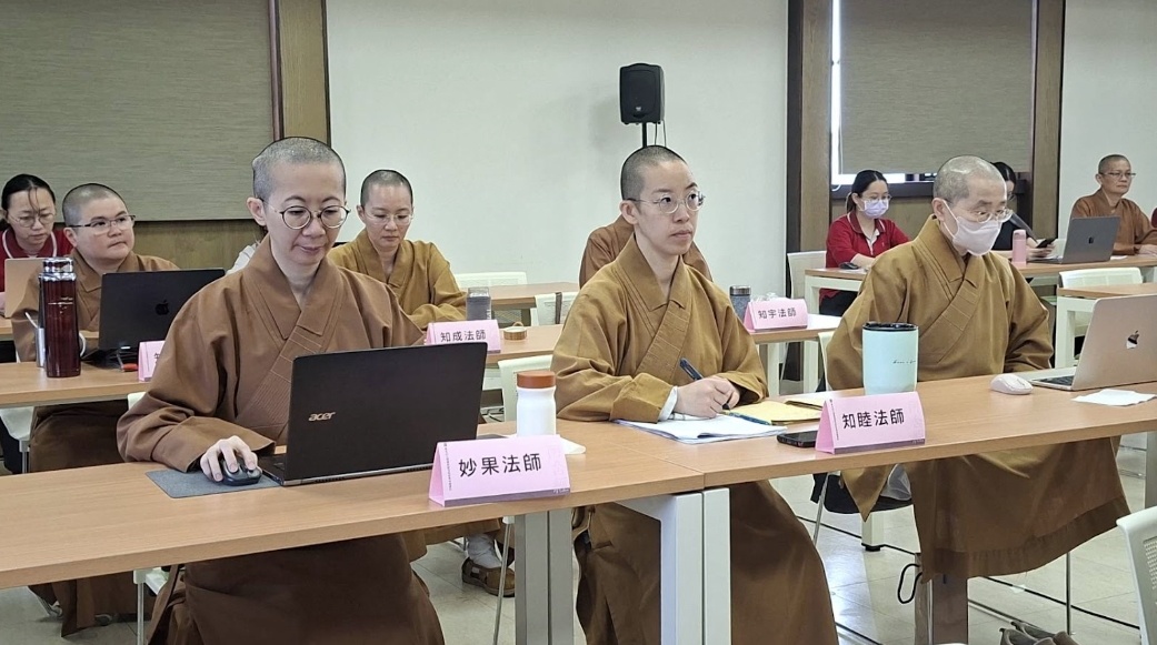 佛光山人間佛教研究和編藏處的執事共同上課。