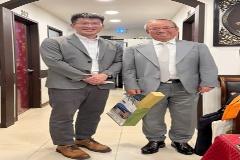 陳登翔助理教授與東國大學校長尹在雄合影。