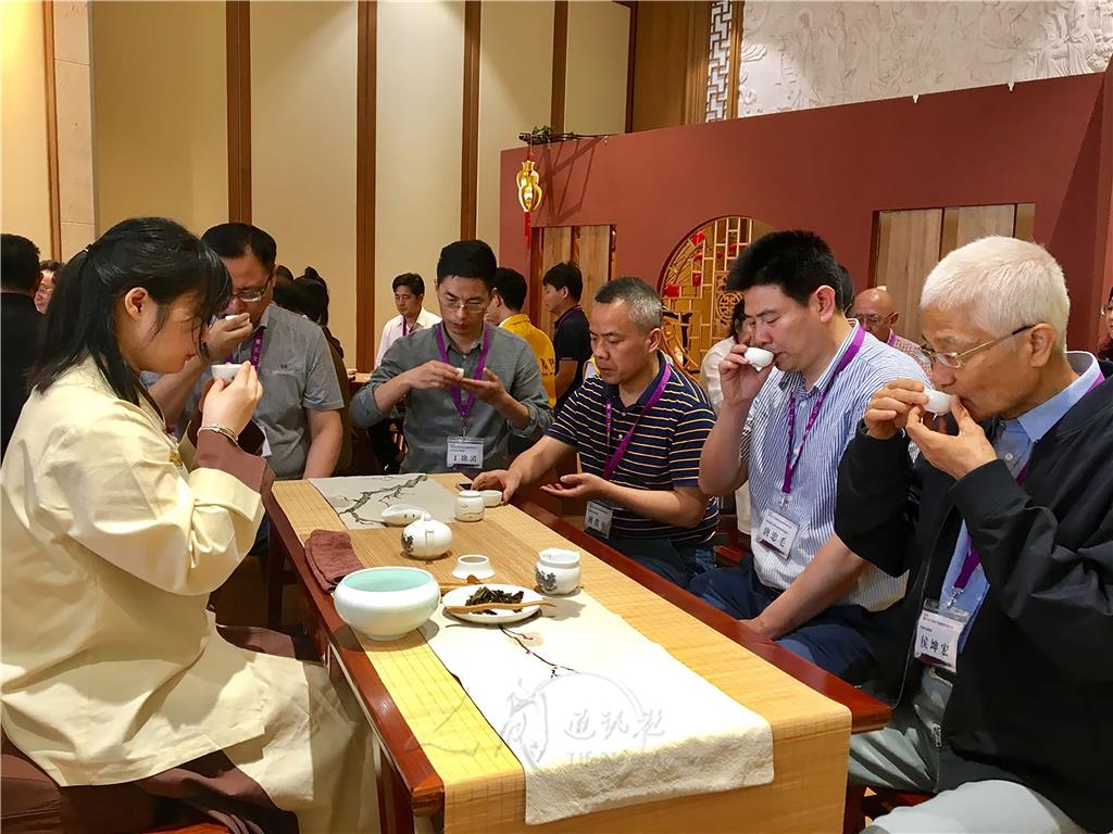 圖說：學者體驗茶禪一味。 人間社記者楊朔攝