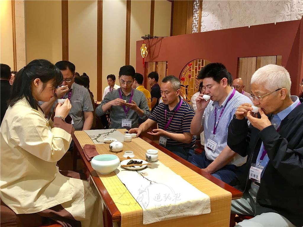 圖說:學者體驗茶禪一味。 人間社記者楊朔攝 圖說:學者體驗茶禪一味。 人間社記者楊朔攝