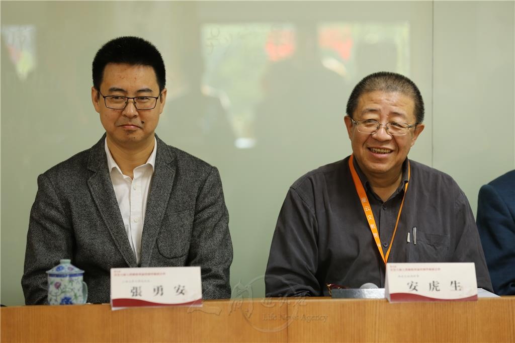 圖說：左起：上海文學院院長張勇安、佛教在線總幹事安虎生。 圖/上海星雲文教館提供