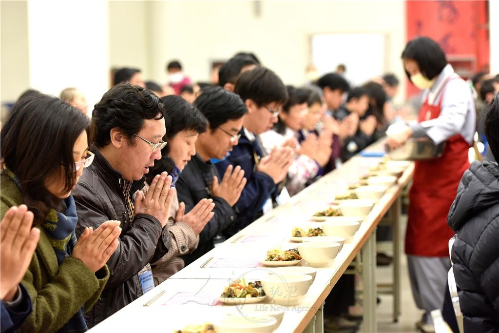 圖說：學者體驗佛門過堂用餐。 人間社記者周雲攝