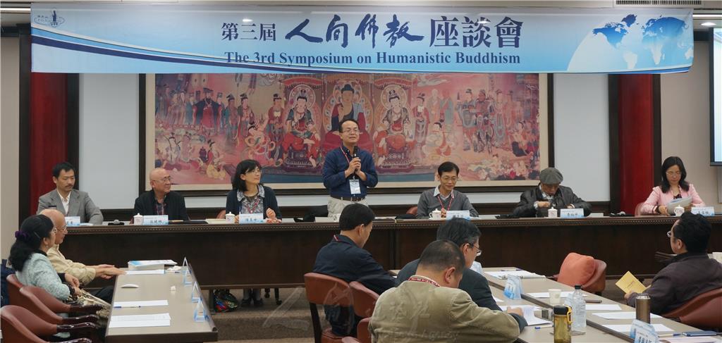 第三屆人間佛教座談會發表者與主持人。(圖片由左至右)國立中山大學通識教育中心越建東教授、華東師範大學哲學系張曉林教授、國立成功大學歷史系陳玉女教授、主持人佛光大學佛教學系主任陳一標、闞正宗教授、華東師範大學社會發展學院李向平教授及西華師範大學歷史文化學院王雪梅教授。 人間社記者鄧荷棠攝 第三屆人間佛教座談會發表者與主持人。(圖片由左至右)國立中山大學通識教育中心越建東教授、華東師範大學哲學系張曉林教授、國立成功大學歷史系陳玉女教授、主持人佛光大學佛教學系主任陳一標、闞正宗教授、華東師範大學社會發展學院李向平教授及西華師範大學歷史文化學院王雪梅教授。 人間社記者鄧荷棠攝