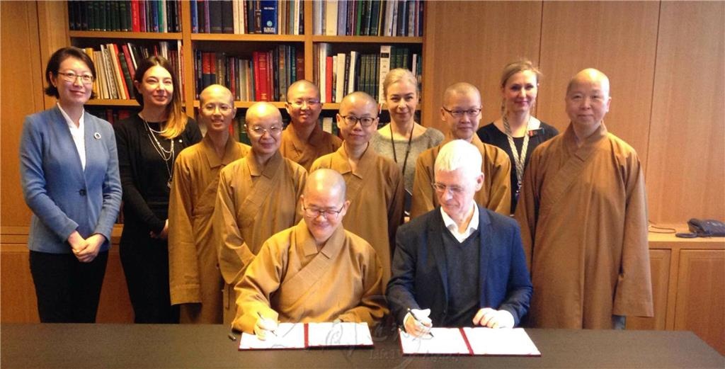 圖說：佛陀紀念館館長如常法師(一排左)、大英圖書館收藏部總監 Kristian Jensen(一排右)代表雙方簽約。 圖/佛陀紀念館提供