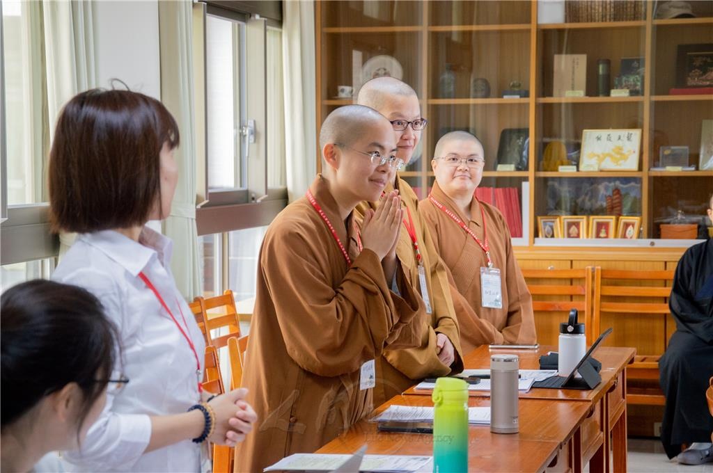 圖說：佛光山人間佛教研究院國際組投入論壇的翻譯工作，表現令與會學者讚不絕口。 圖/佛光大學佛教學院提供