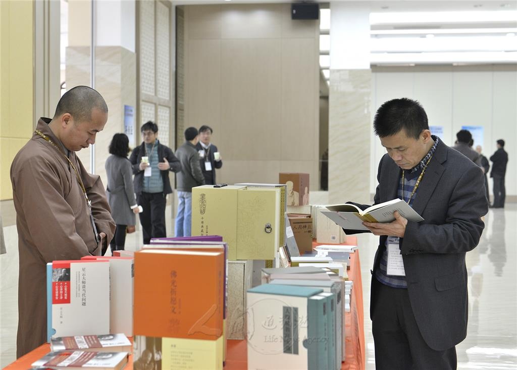 圖說：會場休息區設有星雲大師著作閱讀區。 人間社記者周雲攝