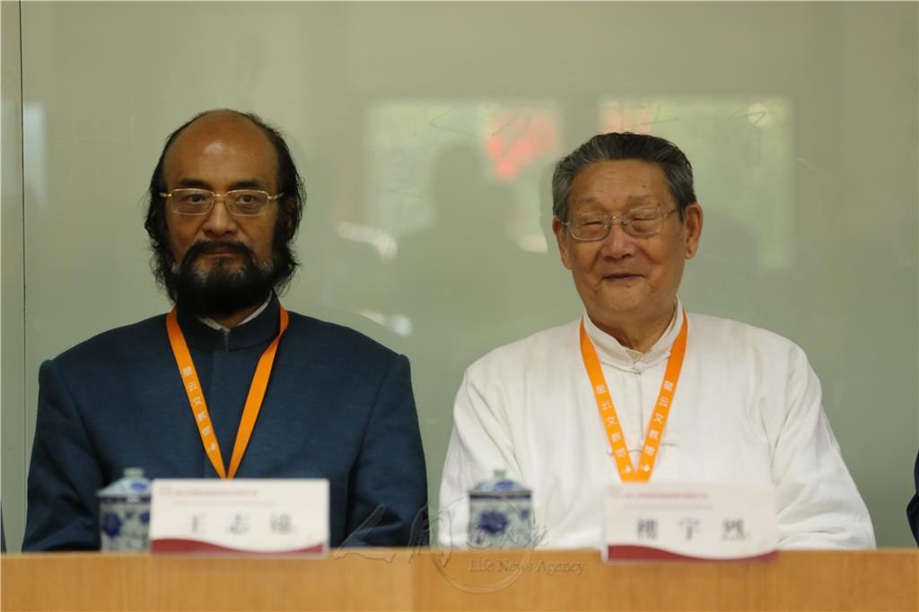 圖說：左起：中國社科院世界宗教研究所研究員王志遠、北京大學宗教文化研究院名譽院長樓宇烈。 圖/上海星雲文教館提供